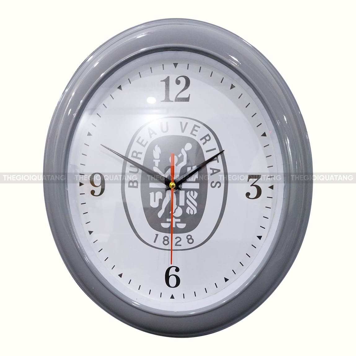 đồng hồ treo tường hình ovan in logo