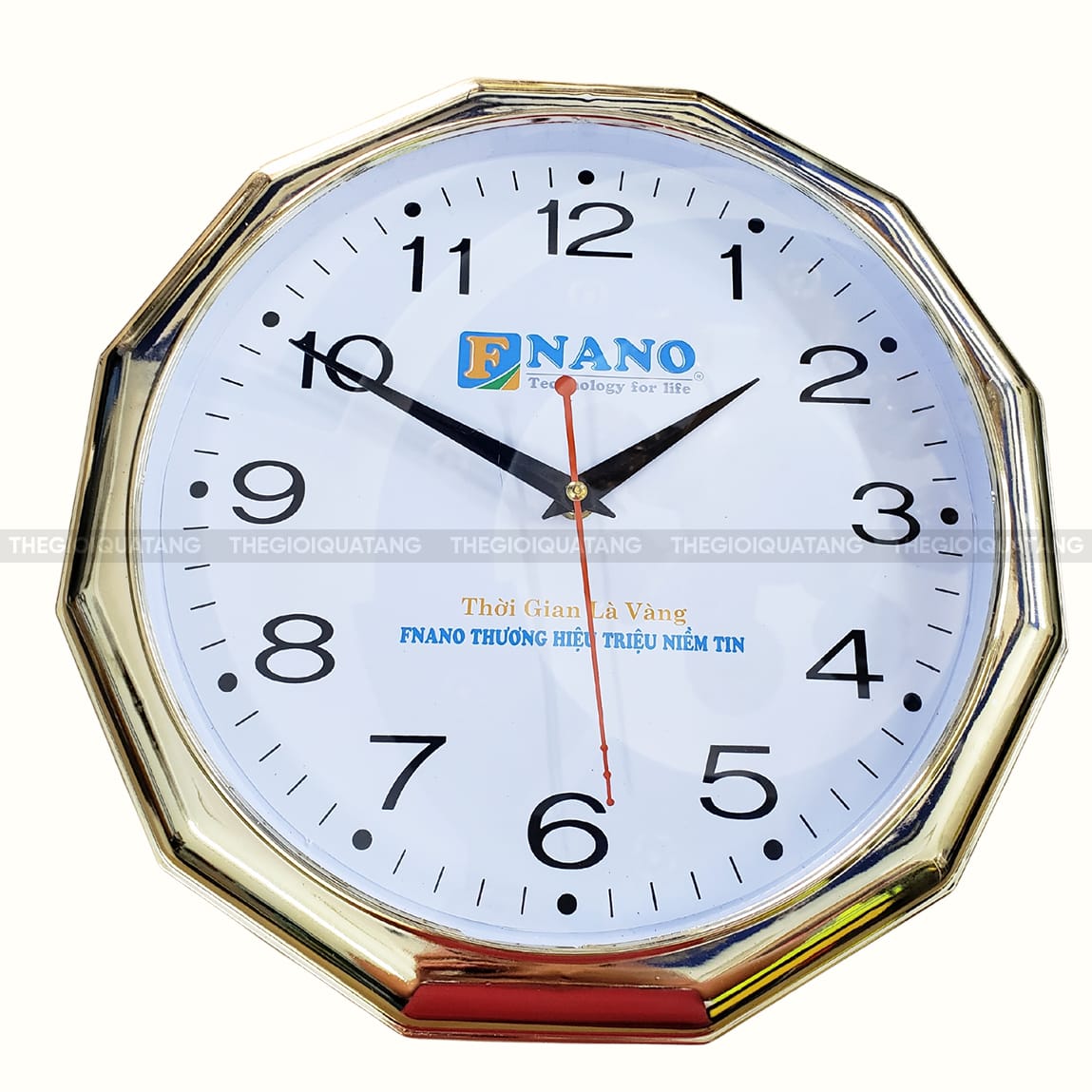 Đồng hồ treo tường khắc logo 2