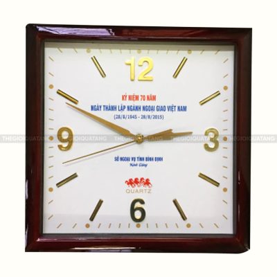 Gia công đồng hồ treo tường mặt vuông bền đẹp 2