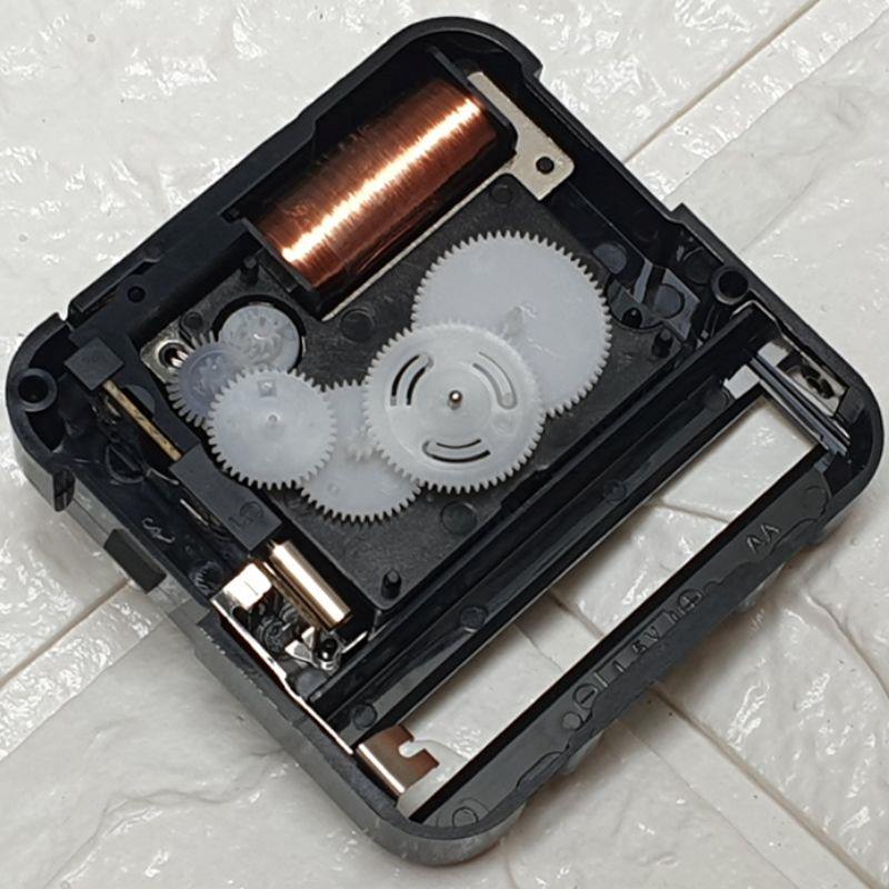 Cách sửa đồng hồ treo tường ngừng hoạt động là thay pin định kỳ