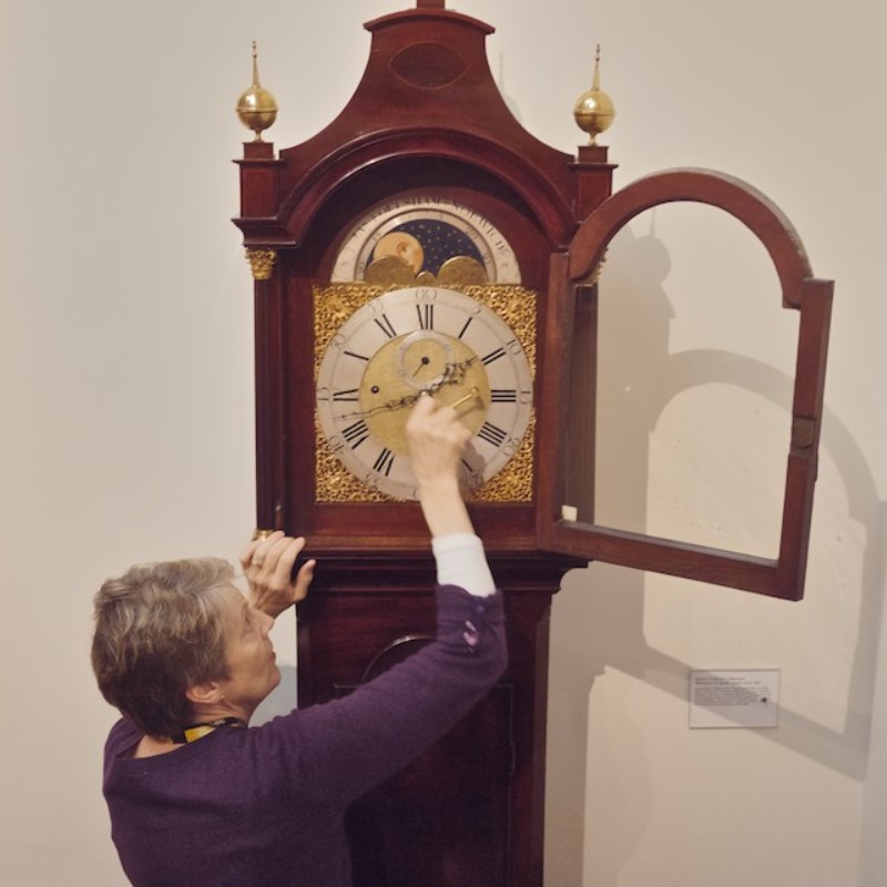 Cấu tạo thân đồng hồ treo tường với lớp vỏ bảo vệ 