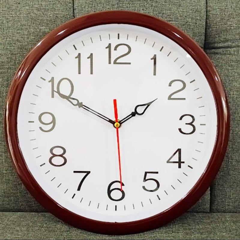 Đồng hồ gỗ tròn tối giản, kim trôi không tiếng động tinh tế.