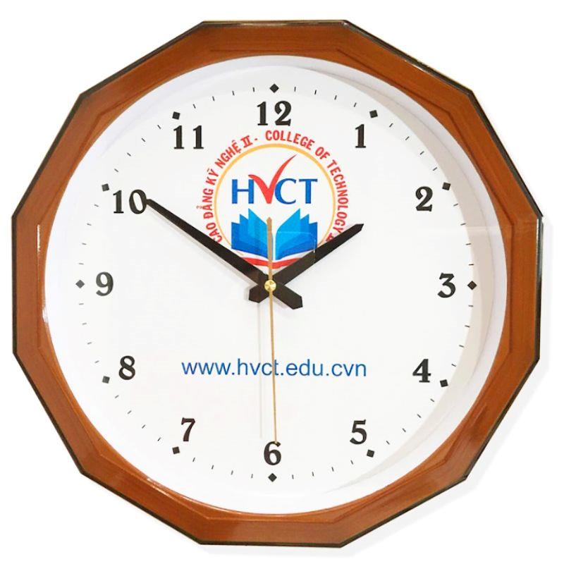 Đồng hồ gỗ tự nhiên khắc số chìm độc đáo, sáng tạo.