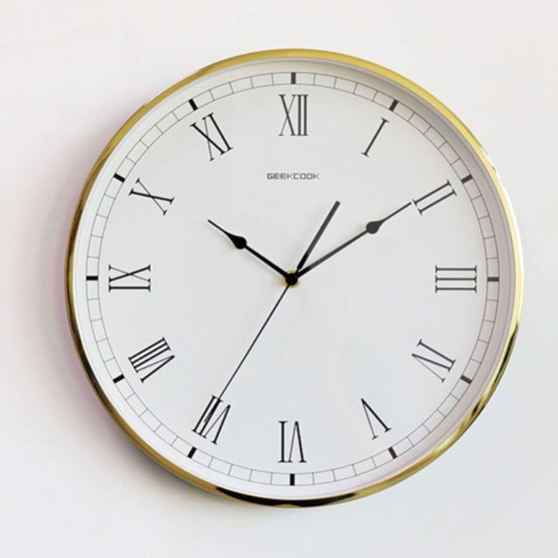 Đồng hồ mặt số la mã cách điệu, pha trộn nét cổ điển và mới.