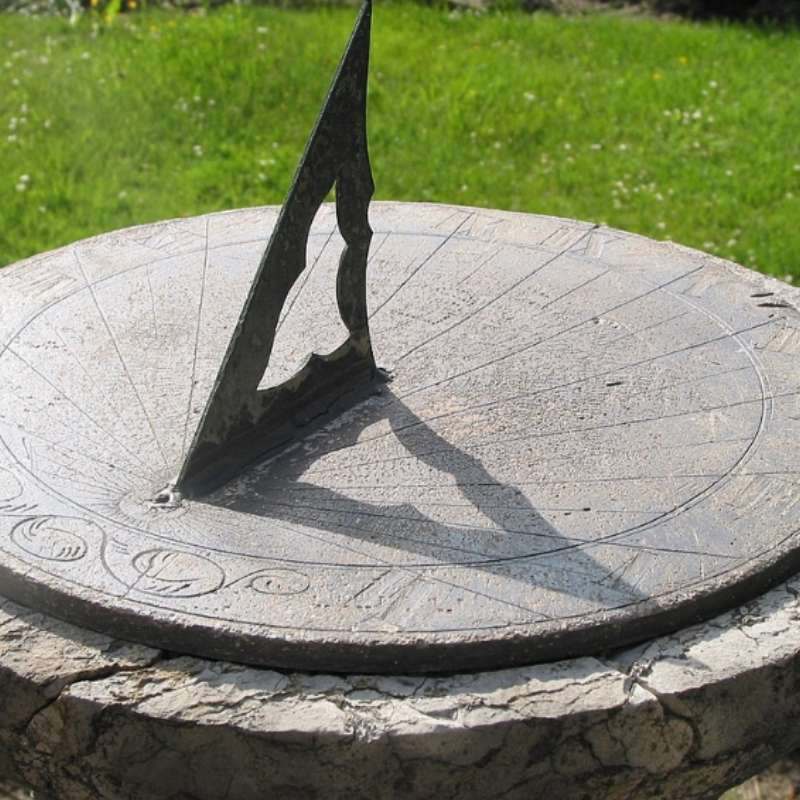 Đồng hồ mặt trời thiết bị đo thời gian cổ xưa