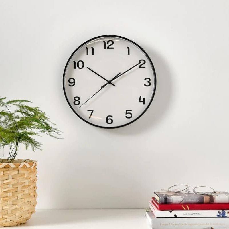 Đồng hồ nhựa là một trong các chất liệu đồng hồ treo tường phổ biến