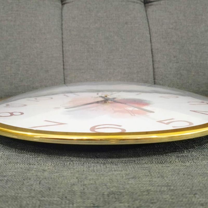 Đồng hồ thiết kế mỏng nhẹ, dễ dàng lắp đặt trên mọi loại tường.