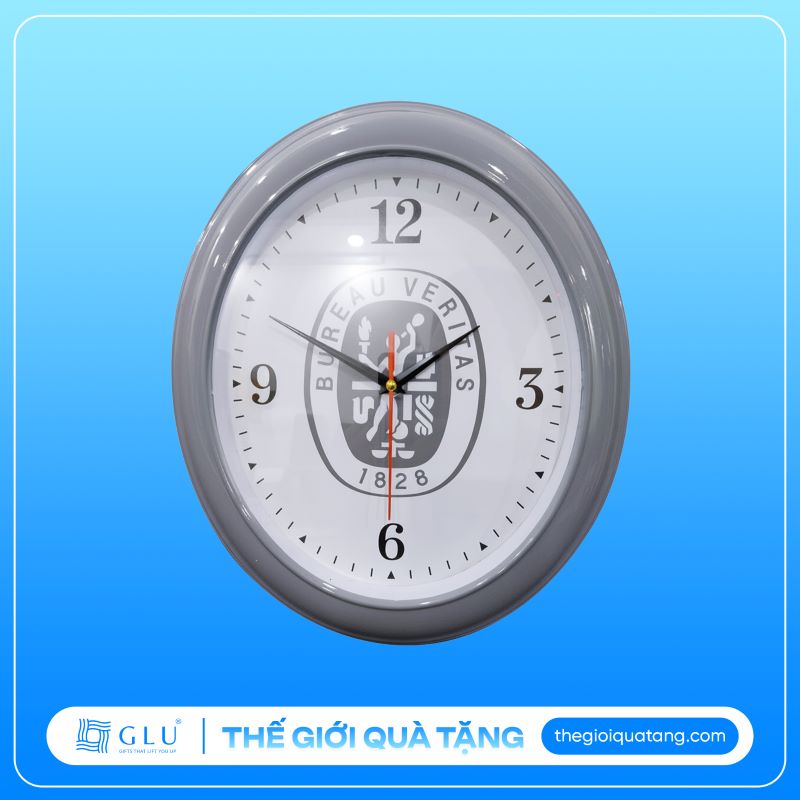 đồng hồ treo tường hình ovan in logo