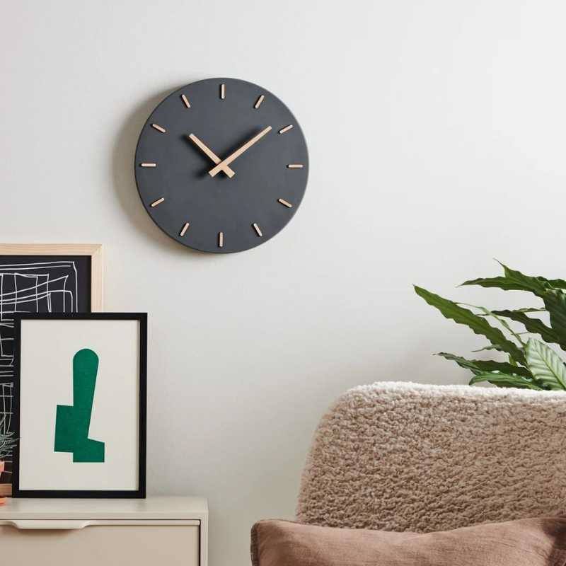 Đồng hồ treo tường kích thước hài hòa với không gian nội thất