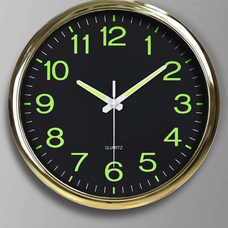 Đồng hồ treo tường kim trôi dạ quang xem giờ ban đêm.