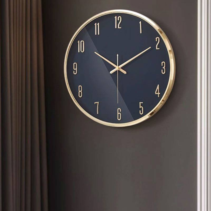 Đồng hồ treo tường mặt kính sang trọng cho phòng khách.