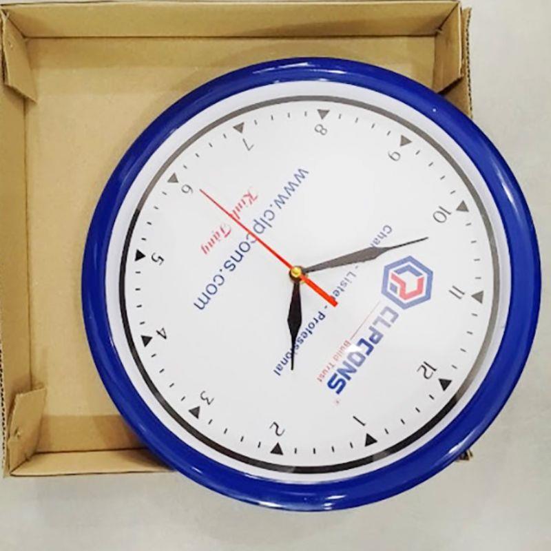 Đồng hồ treo tường màu xanh navy sâu thẳm, cuốn hút.