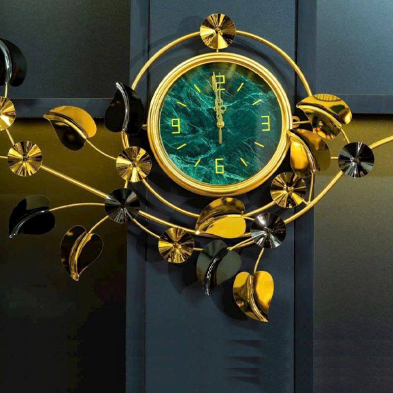 Đồng hồ treo tường nghệ thuật hình lá bằng kim loại.