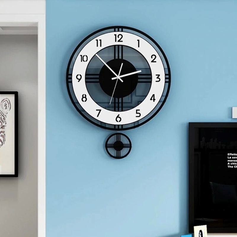 Đồng hồ treo tường quá khổ khiến phòng khách trở nên chật chội