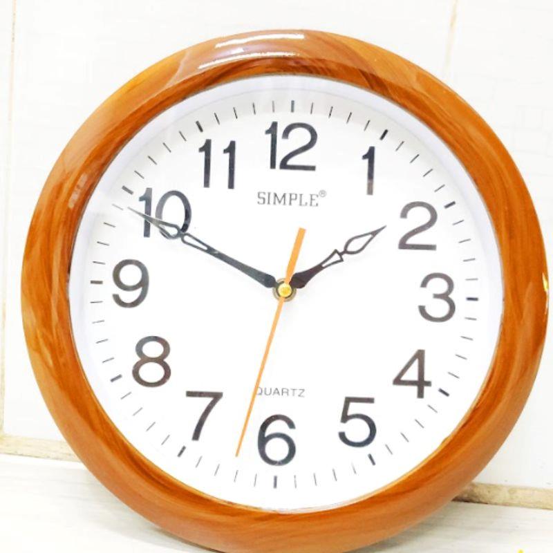 Đồng hồ vành gỗ sồi tự nhiên, vân gỗ đẹp mắt, sang trọng lạ.