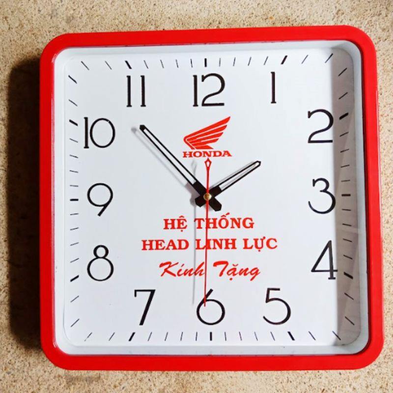 Đồng hồ vuông bo góc mềm mại, phù hợp trang trí phòng ngủ.