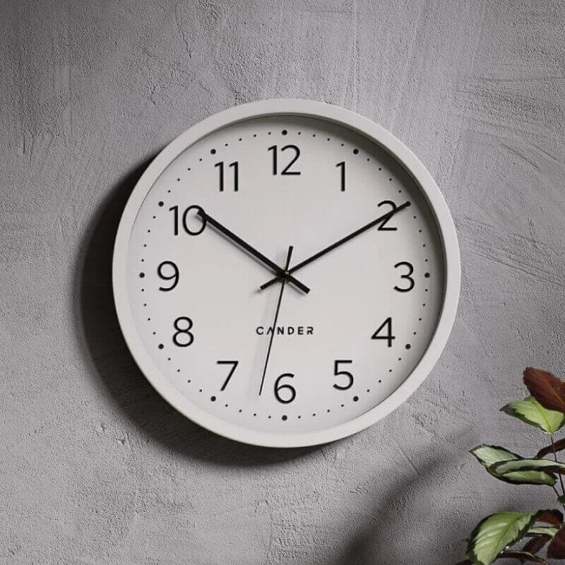 Hệ thống kim đồng hồ giúp hiển thị thời gian rõ ràng 