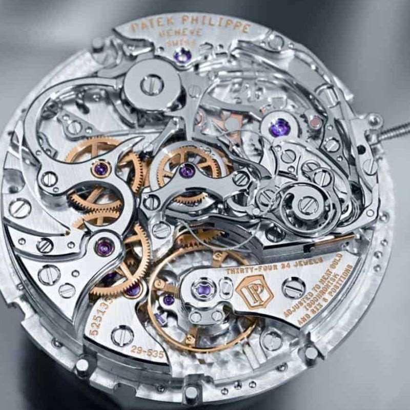 Hệ thống truyền động bên trong giúp đồng hồ vận hành nhịp nhàng, ổn định