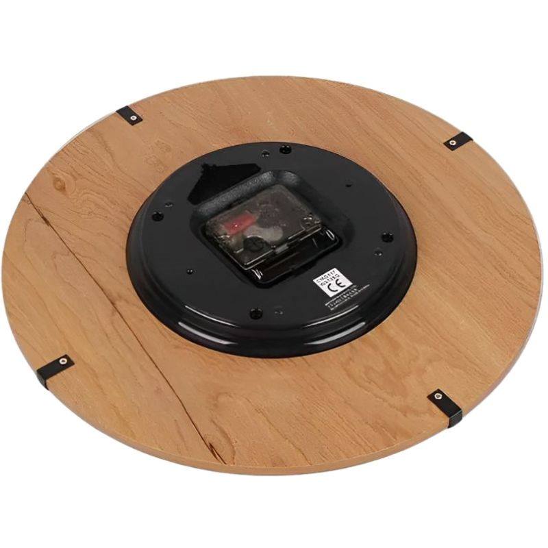 Kiểm tra máy trong quy trình sản xuất đồng hồ treo tường 