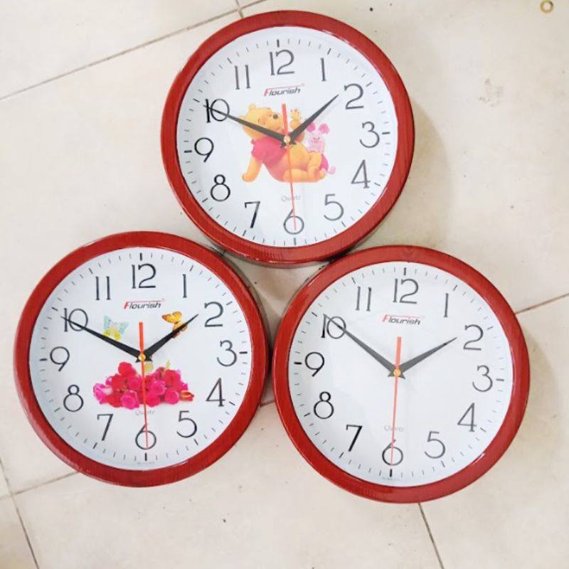 Kiểu dáng mặt tròn cổ điển, chữ số to rõ, dễ quan sát.