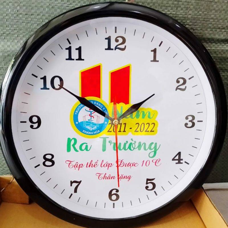 Kỹ thuật in lụa giúp màu sắc logo đồng hồ bền bỉ và sắc nét