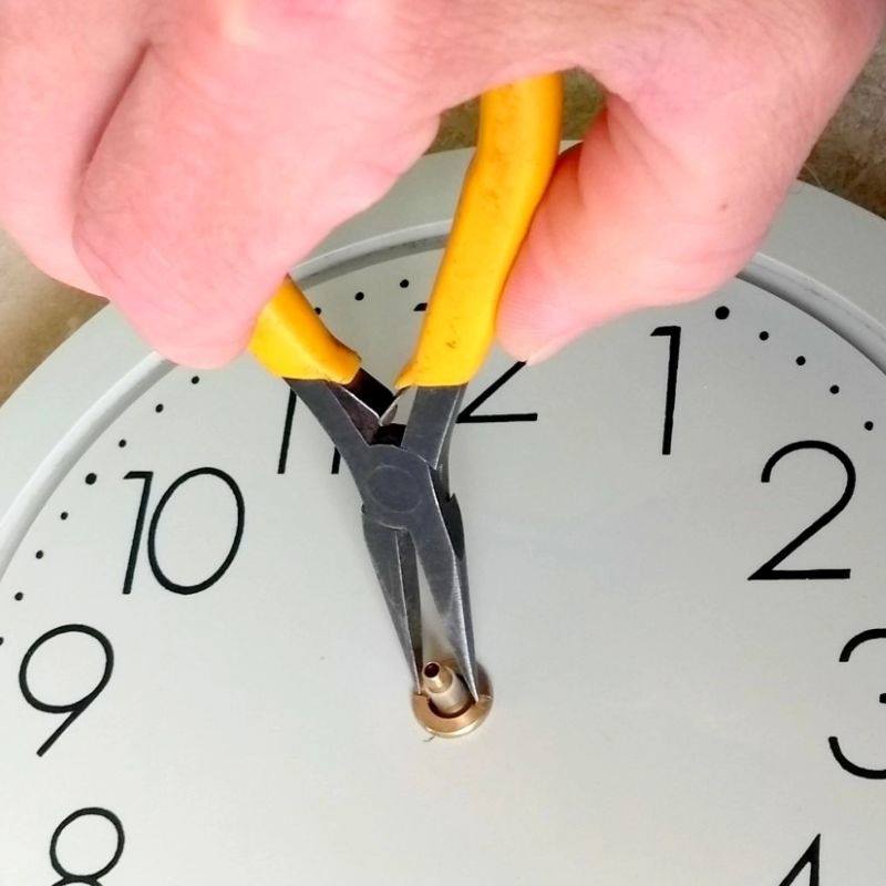 Lau chùi định kỳ giúp bảo vệ đồng hồ khỏi bụi bẩn tích tụ