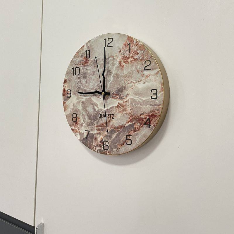 Mặt đồng hồ vân đá cẩm thạch trắng sang trọng, quý phái.