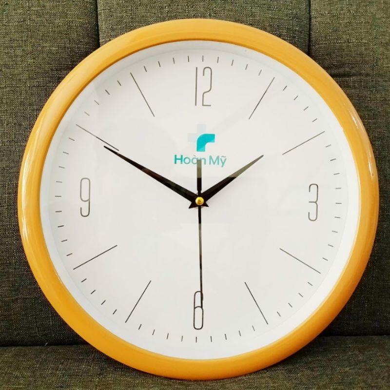 Mẫu đồng hồ đơn giản cho không gian làm việc tập trung.