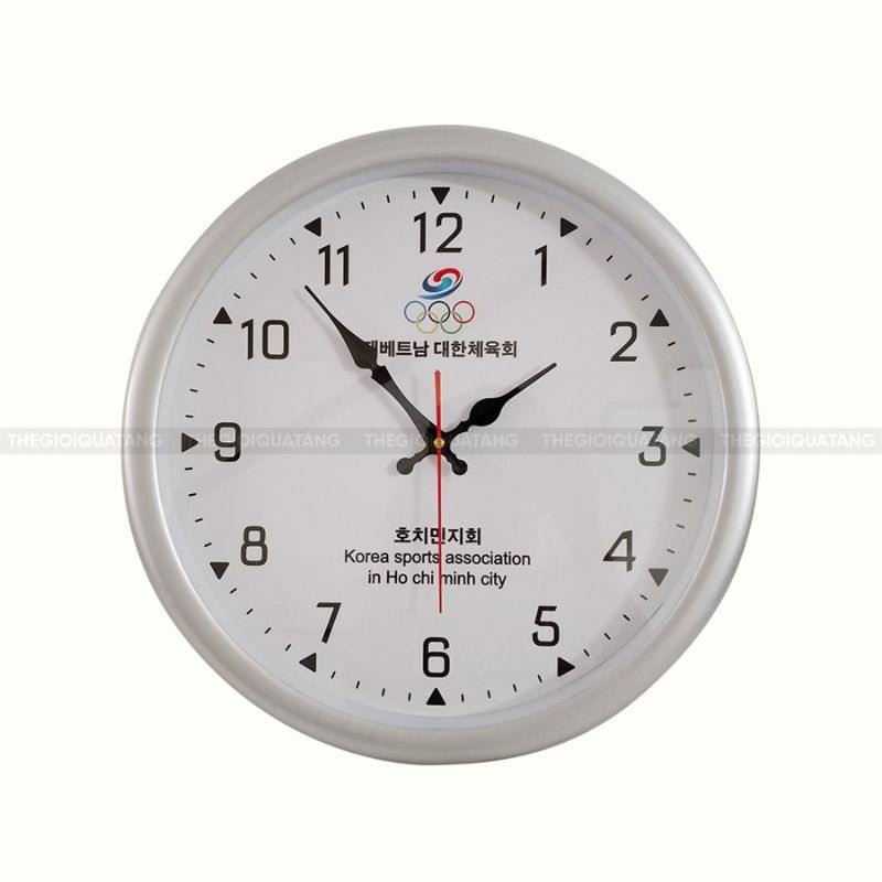 Mẫu đồng hồ màu trắng trung tính giúp hài hòa phong thủy nội thất