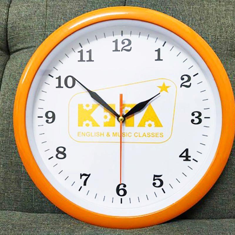 Mẫu đồng hồ treo tường khung nhựa bền bỉ, in logo sắc nét