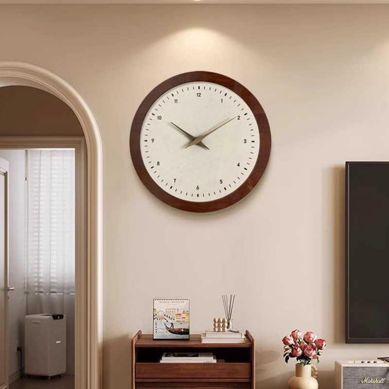 Mẫu đồng hồ treo tường màu sắc hài hòa trang trí nội thất