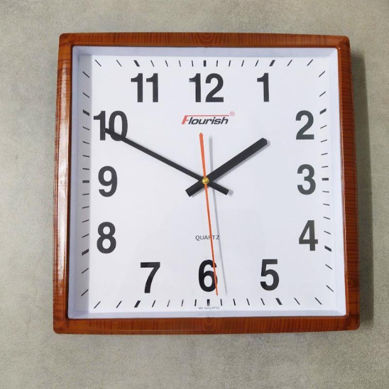 Mẫu đồng hồ treo tường vuông bền bỉ cho không gian hiện đại