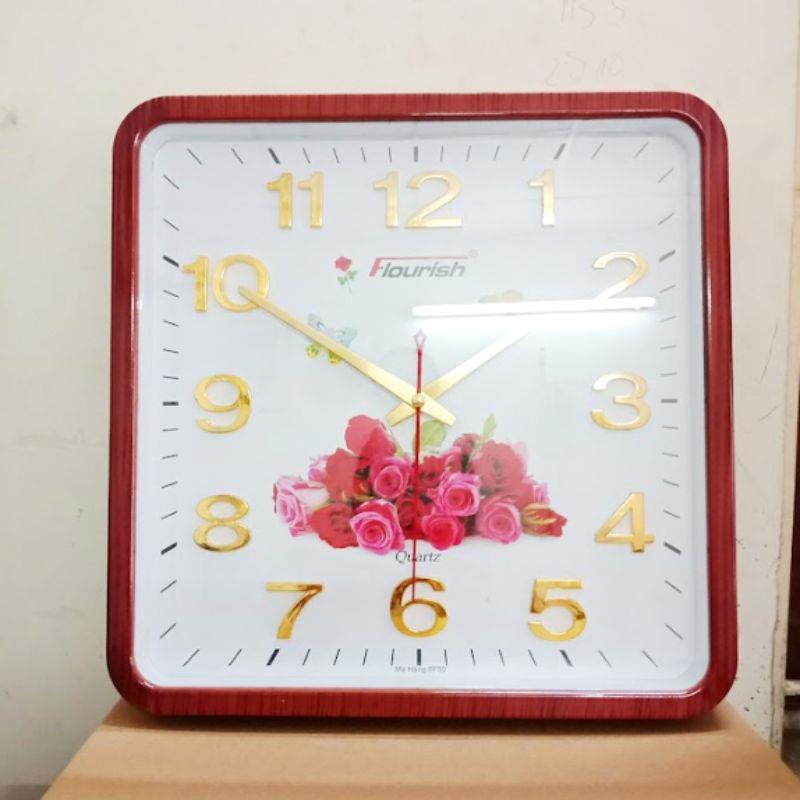 Mẫu đồng hồ vành nhựa giả gỗ bền bỉ theo thời gian.