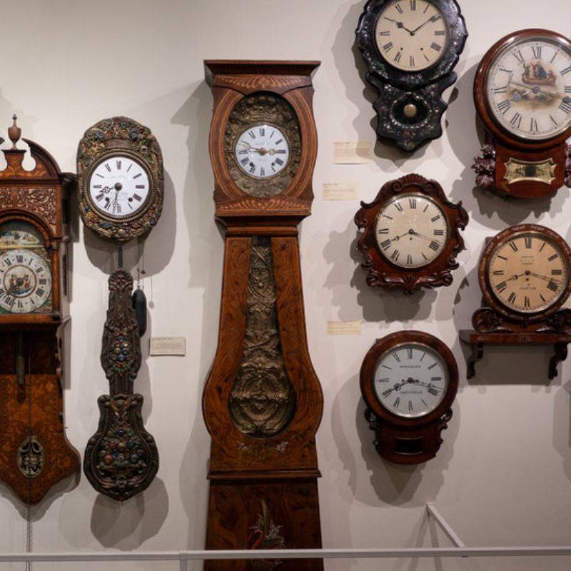 So sánh đồng hồ treo tường cơ và pin giúp bạn chọn mẫu phù hợp.