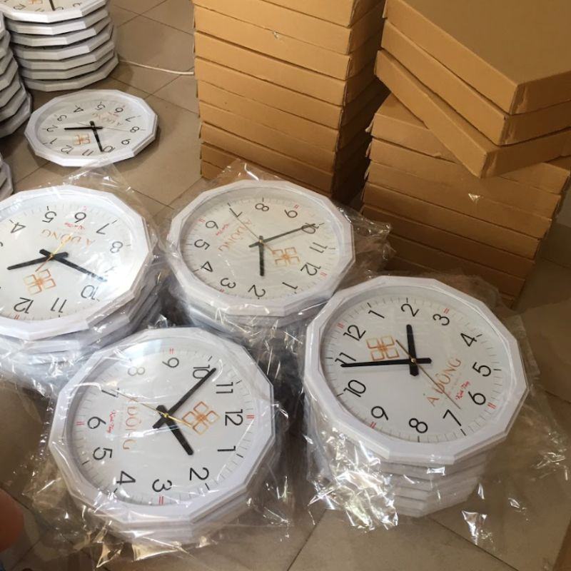 Thế Giới Quà Tặng sản xuất đồng hồ treo tường in logo doanh nghiệp uy tín 