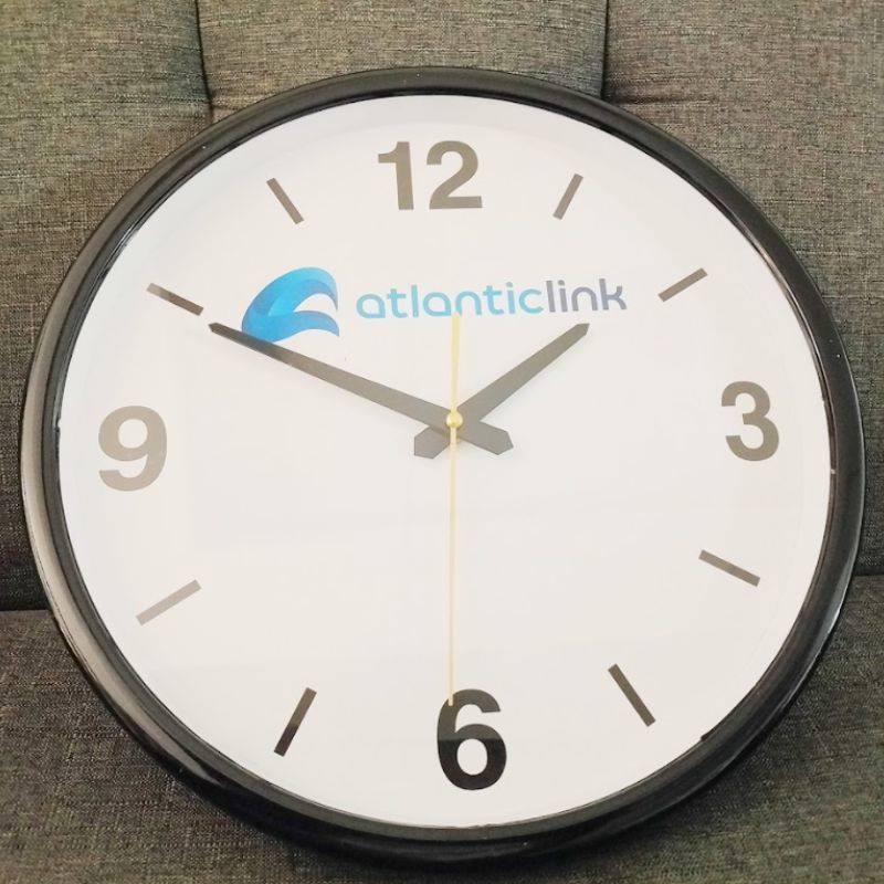 Thiết kế đồng hồ tối giản đen trắng tương phản mạnh mẽ, cá tính