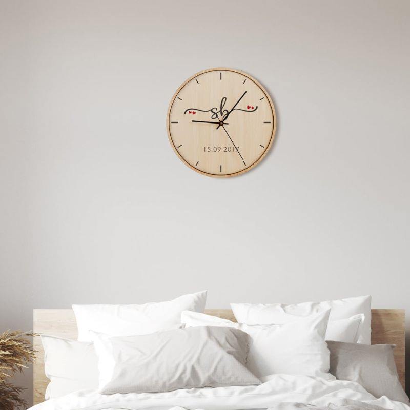 Tránh treo đồng hồ treo tường ngay phía trên giường ngủ