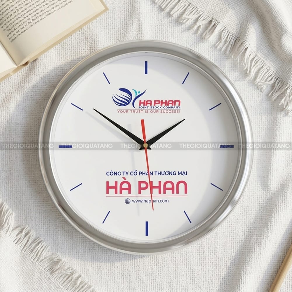 Đồng hồ treo tường hình tròn in logo Công Ty Cổ Phần Thương Mại Hà Phan 2