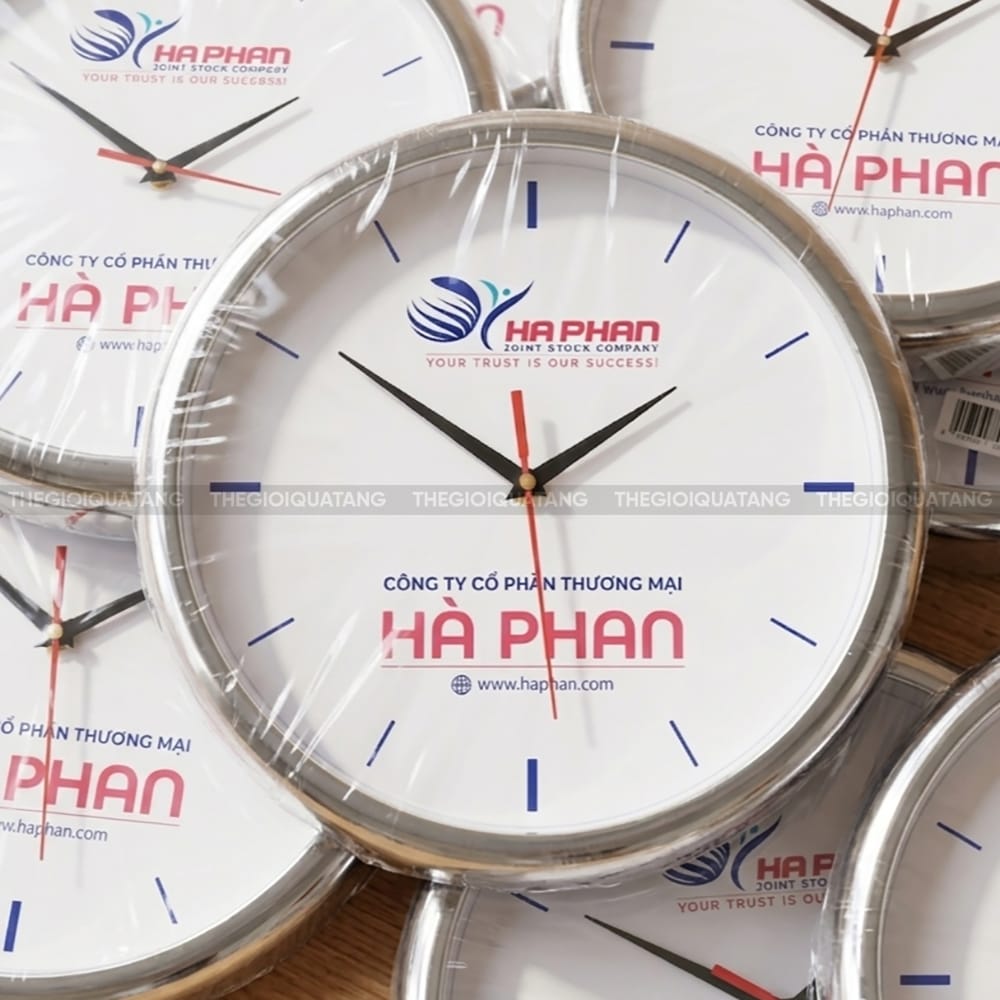 Đồng hồ treo tường hình tròn in logo Công Ty Cổ Phần Thương Mại Hà Phan 3
