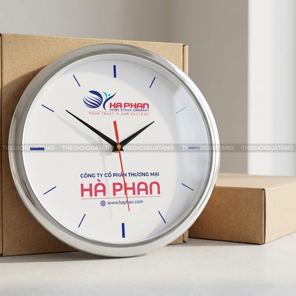 Đồng hồ treo tường hình tròn in logo Công Ty Cổ Phần Thương Mại Hà Phan 4