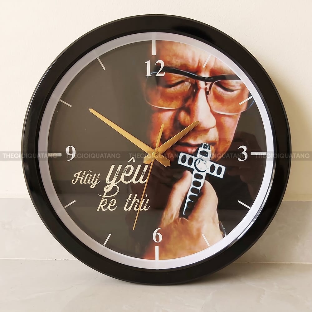 Đồng hồ treo tường hình tròn in logo Hãy Yêu Kẻ Thù 1