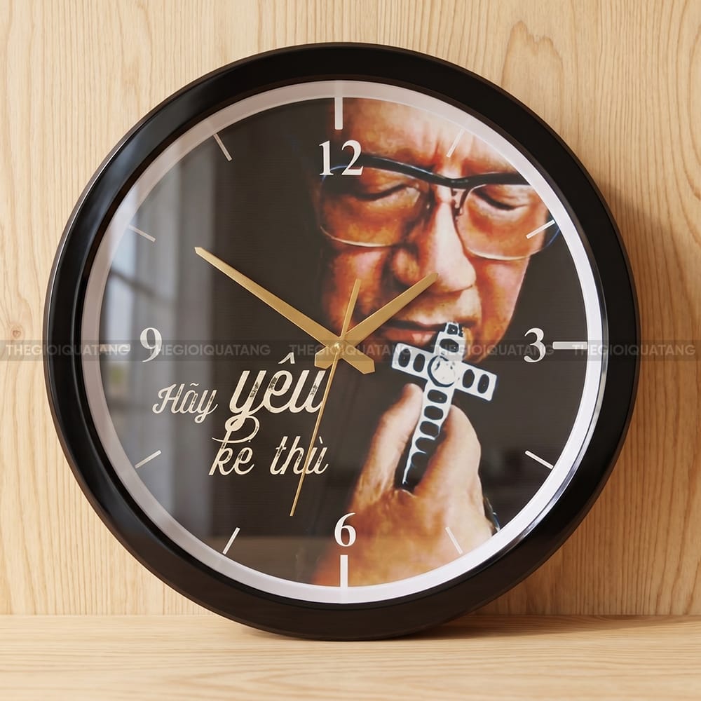 Đồng hồ treo tường hình tròn in logo Hãy Yêu Kẻ Thù 2