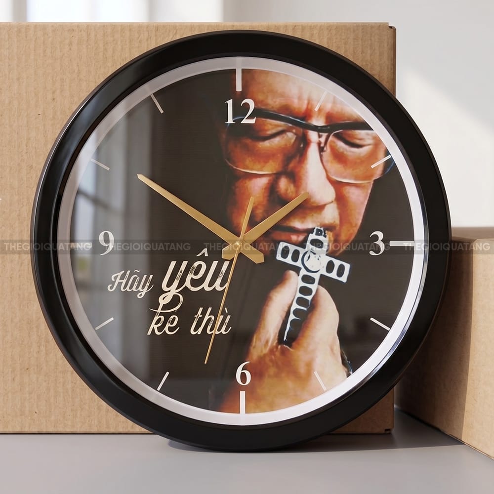 Đồng hồ treo tường hình tròn trong logo Hãy Yêu Kẻ Thù 3