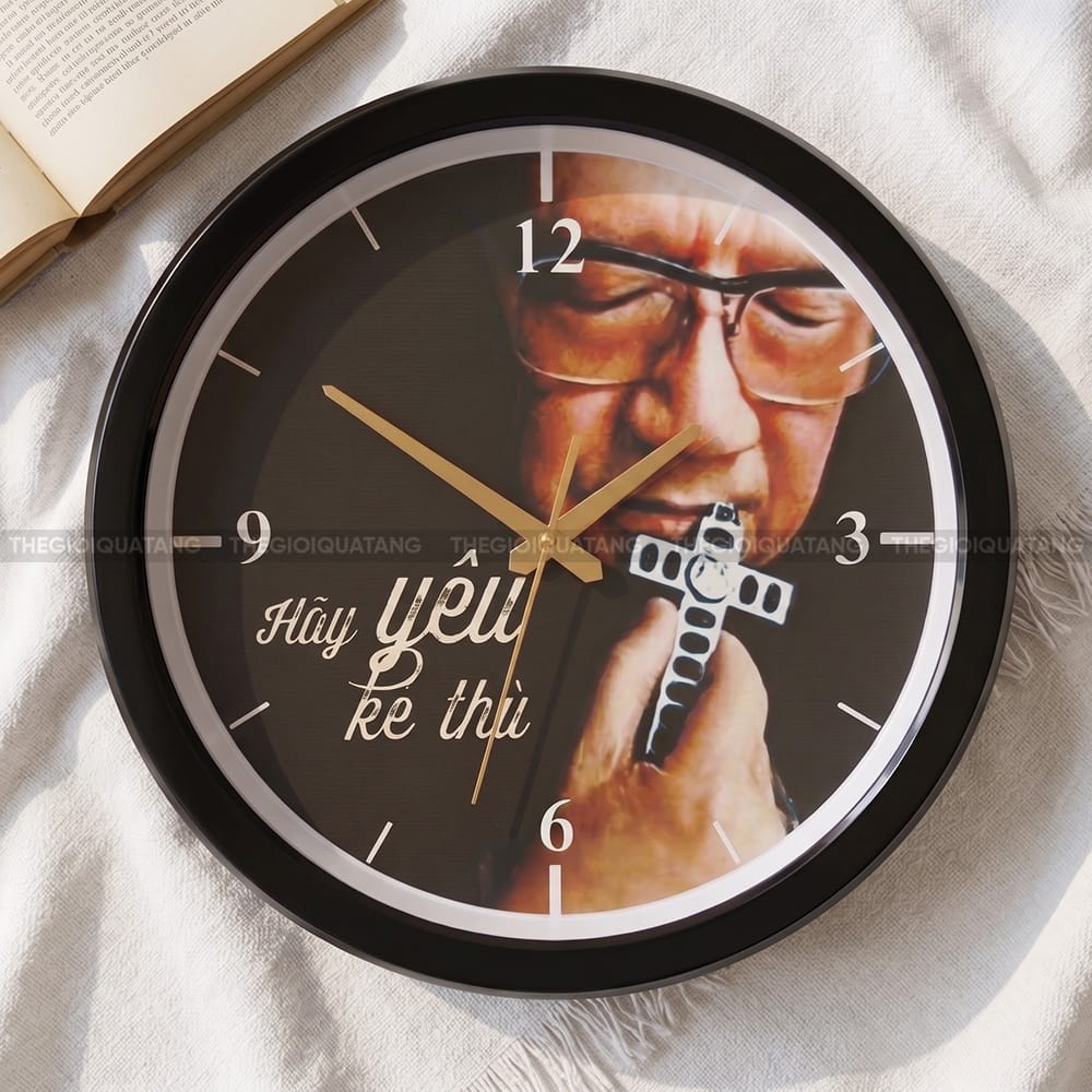 Đồng hồ treo tường hình tròn in logo Hãy Yêu Kẻ Thù 5