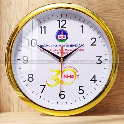 Đồng hồ treo tường in chữ Trường THCS Nguyễn Hồng Đào 4