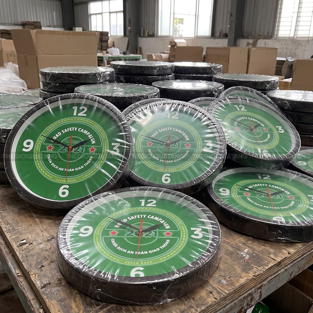 Đồng hồ treo tường in logo quà tặng Heineken 1