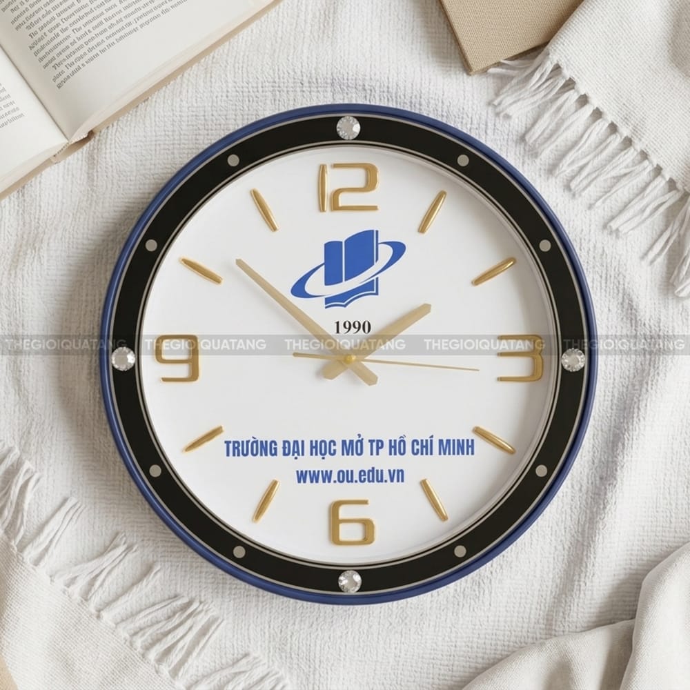Đồng hồ treo tường quà tặng in logo Trường Đại Học Mở TPHCM 1