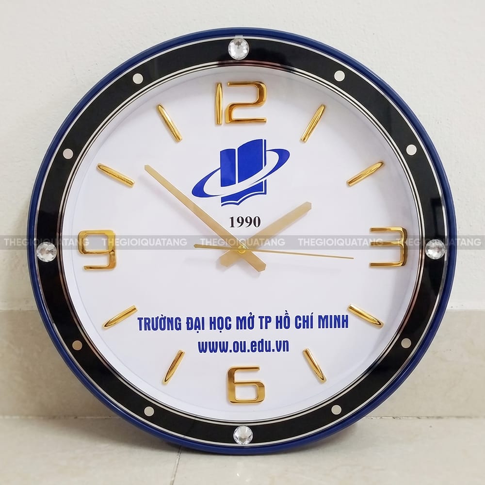 Đồng hồ treo tường quà tặng in logo Trường Đại Học Mở TPHCM 2