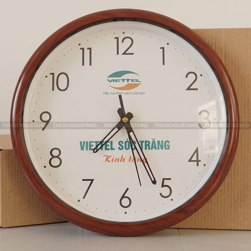 Đồng hồ treo quảng cáo trong logo Viettel Sóc Trăng 4