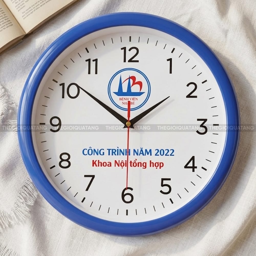 Đồng hồ treo tường tròn in logo Khoa Nội Tổng Hợp 1